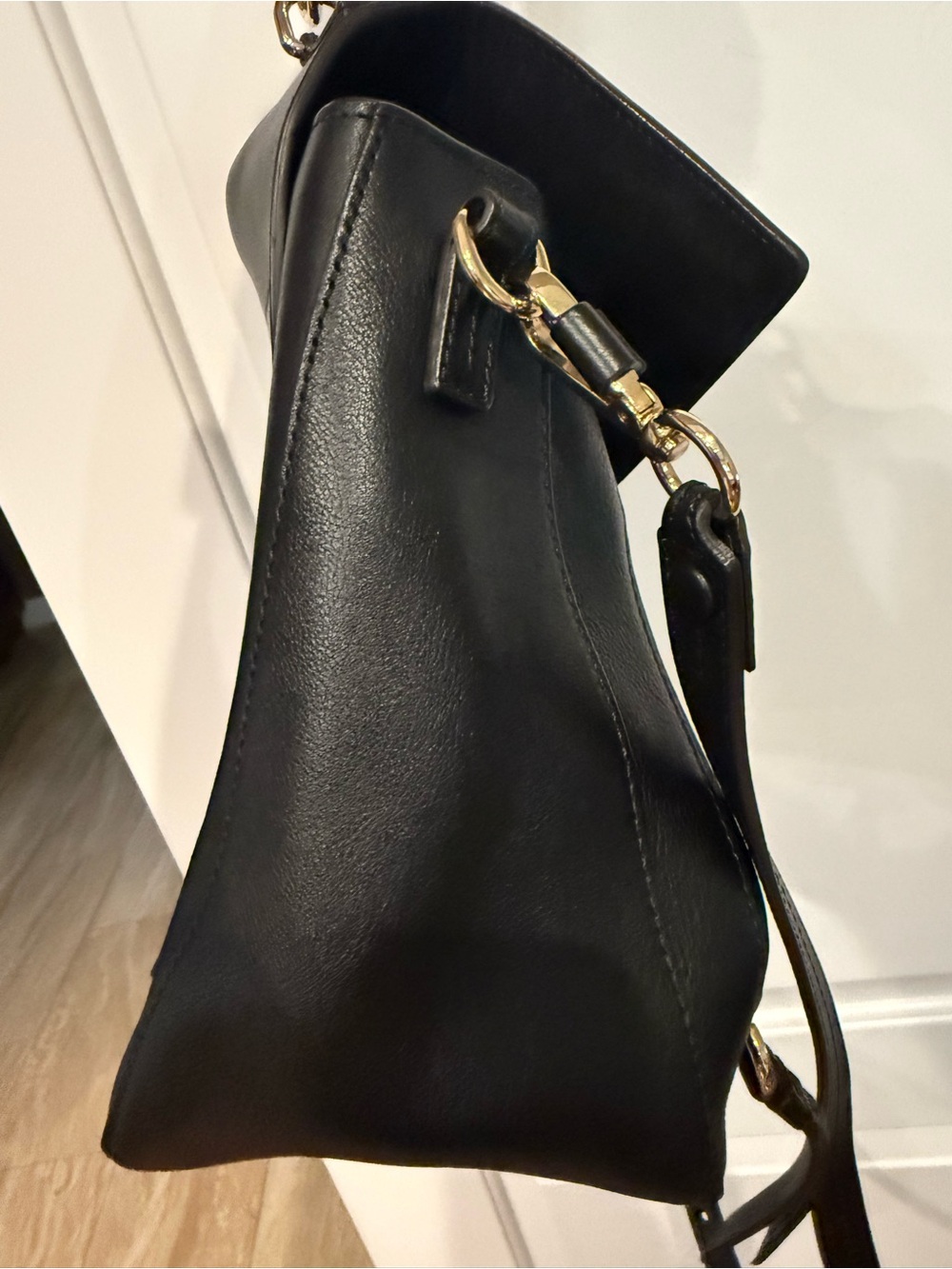 Chloe Faye Day Black Leather Shoulder Bag with Gold Ring and Chain - Picture 4 of 6